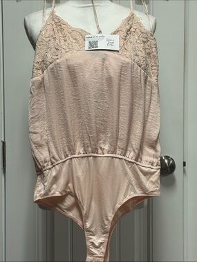 NWT Heyson Blush Lace-Trim Bodysuit SZ M